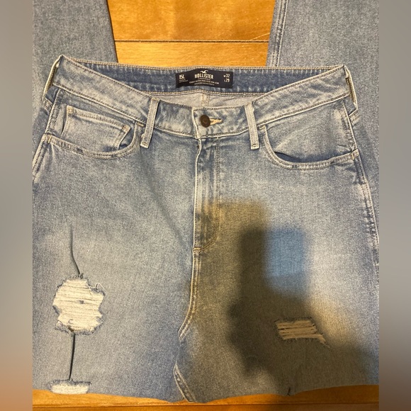 Women’s Size 15L Hollister Curvy Ultra High Rise Mom Distressed Jeans - Picture 11 of 16